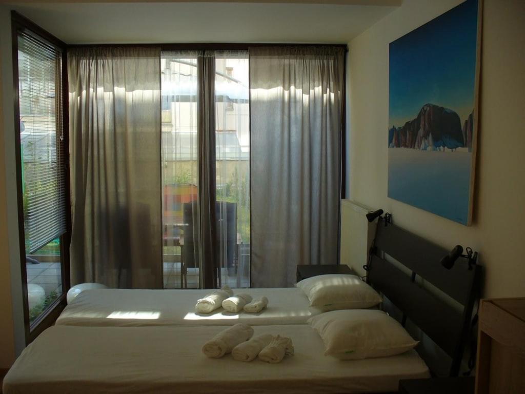 Garden Apartment With Garage In Central Prag Dış mekan fotoğraf
