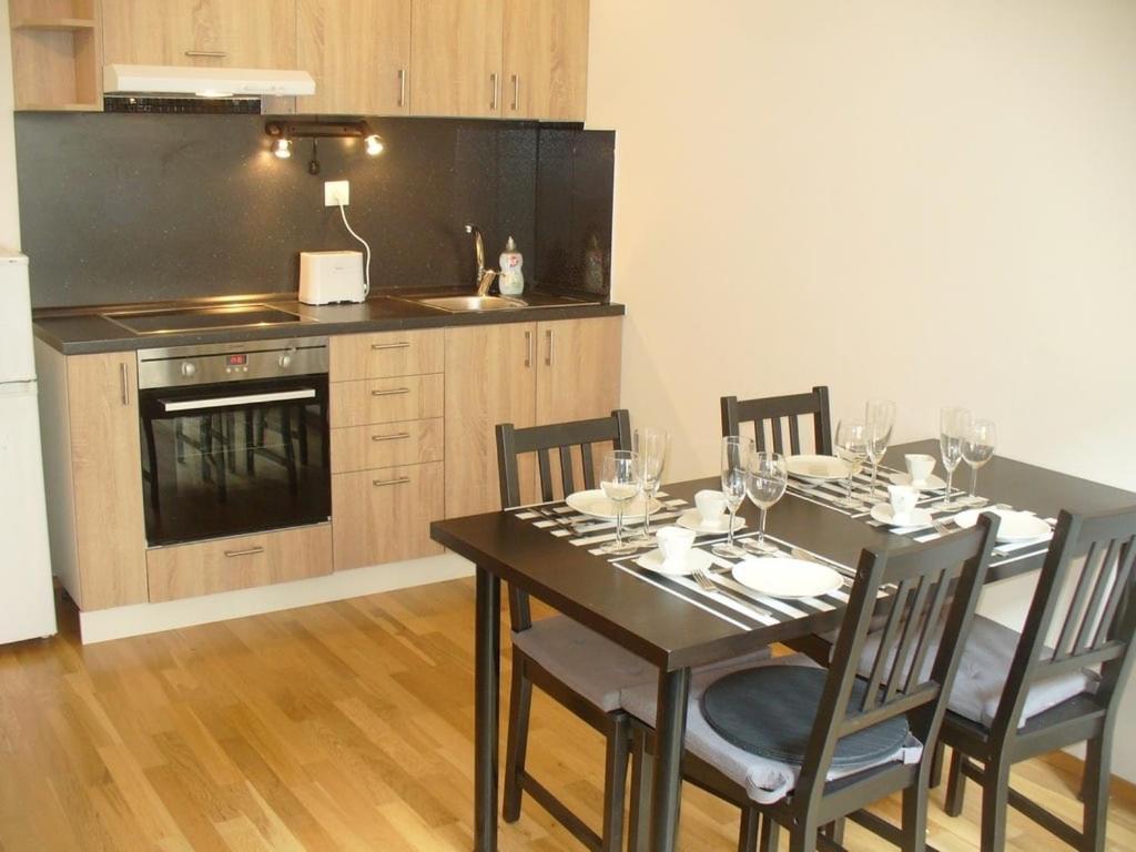 Garden Apartment With Garage In Central Prag Dış mekan fotoğraf