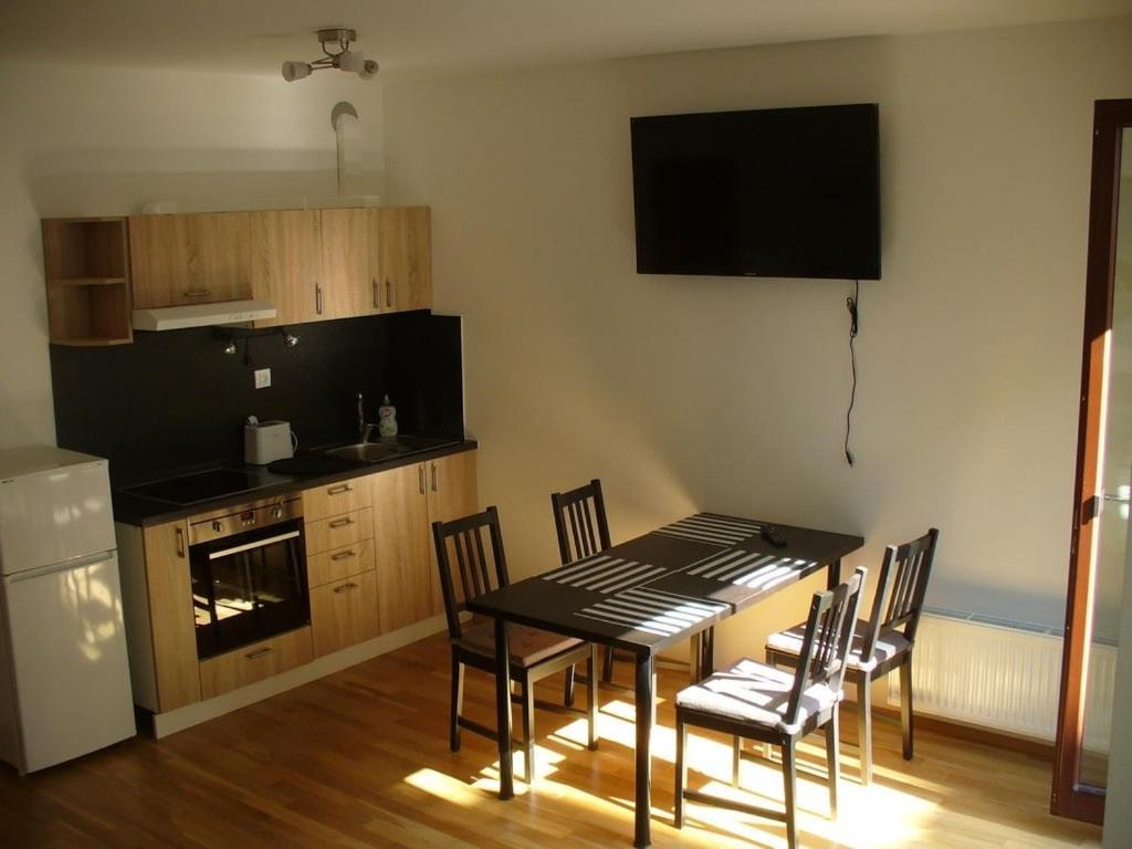 Garden Apartment With Garage In Central Prag Dış mekan fotoğraf